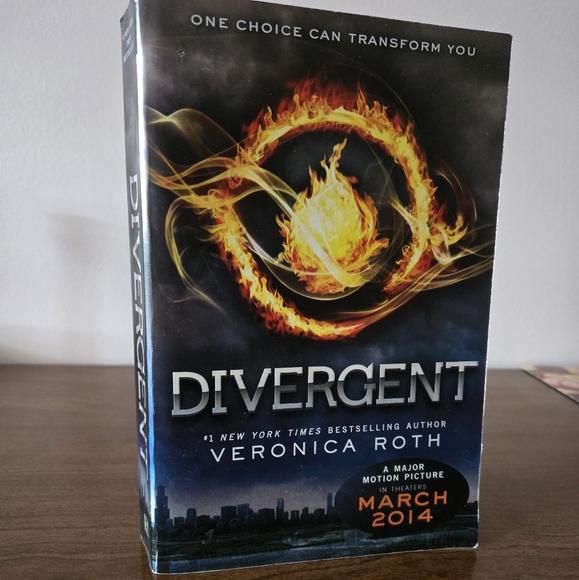 Divergent Hardcover Book - Picture 1 of 6